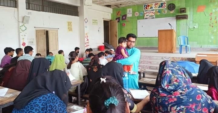 সন্তানকে কোলে রাখলেন শিক্ষক, পরীক্ষা দিলেন ছাত্রী